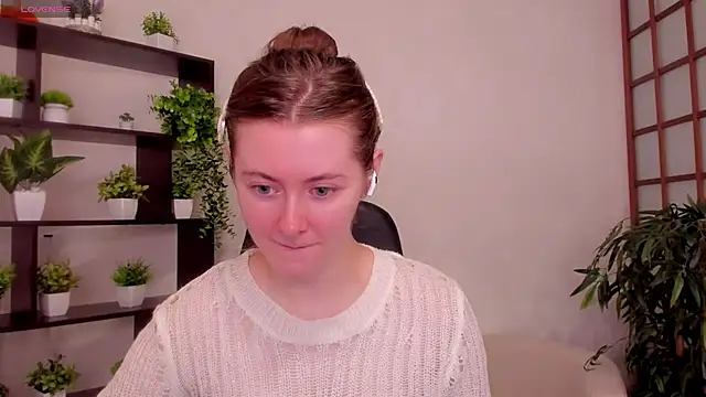 Snapshot of KateCuddle chatting on August 4, 2026, 2:04 am KateCuddle online show from August 4, 2026, 2:04 am