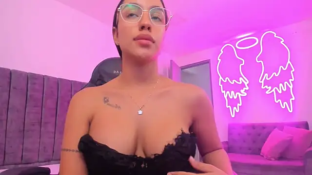 xiomara  cortes online show from November 25, 2025, 1:05 am