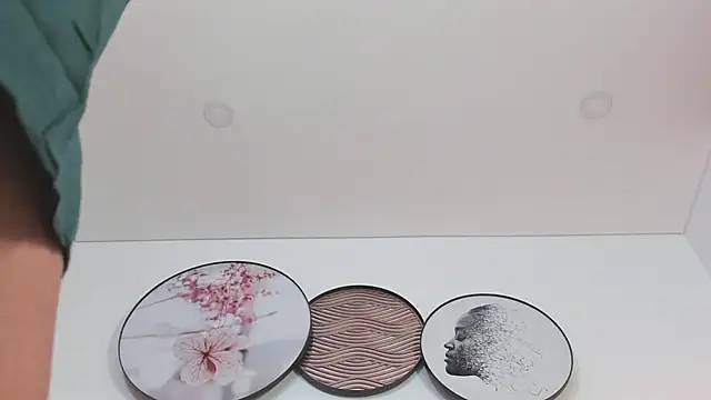 Snapshot of SaharaGarcia__ chatting on February 26, 2025, 1:43 am SaharaGarcia online show from February 26, 2025, 1:43 am