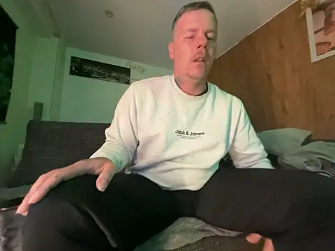 Snapshot of steveindahouse chatting on October 17, 2025, 4:15 am steveindahouse online show from October 17, 2025, 4:15 am