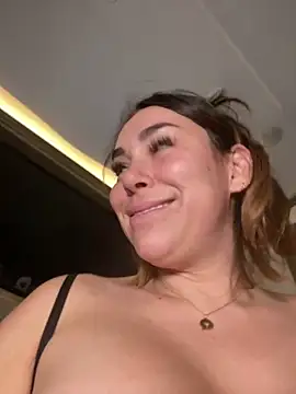 LeaGambit   online show from February 4, 2025, 4:26 am