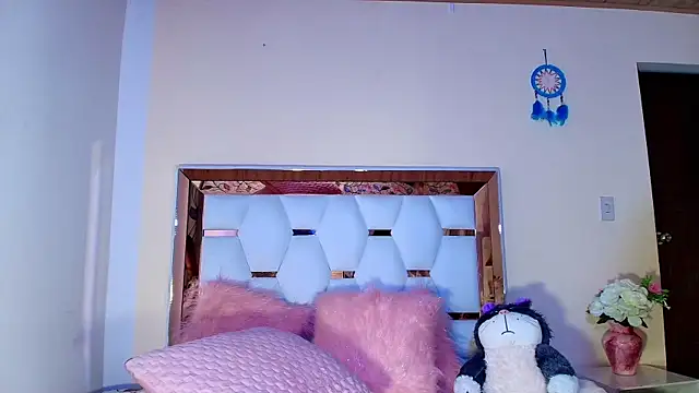 Snapshot of Julieth_Rossi chatting on February 23, 2025, 7:22 am Julieth Rossi online show from February 23, 2025, 7:22 am