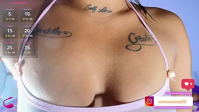 Snapshot of Julieth_Rossi chatting on October 3, 2025, 10:51 pm Julieth Rossi online show from October 3, 2025, 10:51 pm