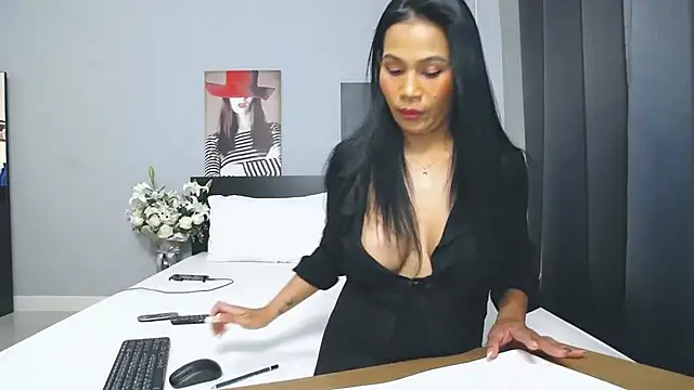 Snapshot of Hotbeebee chatting on March 1, 2025, 4:04 am Hotbeebee online show from March 1, 2025, 4:04 am