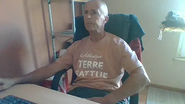 Snapshot of olibrius71 chatting on October 6, 2025, 8:23 am olibrius71 online show from October 6, 2025, 8:23 am