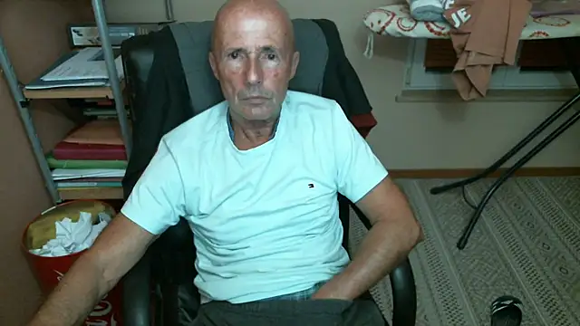 Snapshot of olibrius71 chatting on November 8, 2025, 5:34 pm olibrius71 online show from November 8, 2025, 5:34 pm