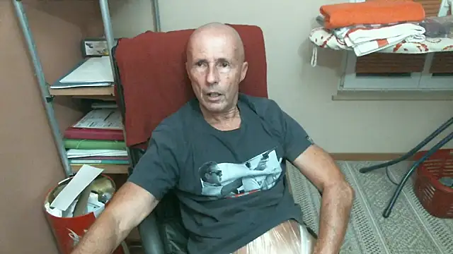 Snapshot of olibrius71 chatting on December 3, 2025, 7:23 pm olibrius71 online show from December 3, 2025, 7:23 pm