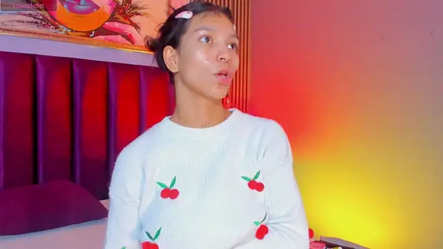 LauraAristizabal online show from November 25, 2025, 12:49 pm