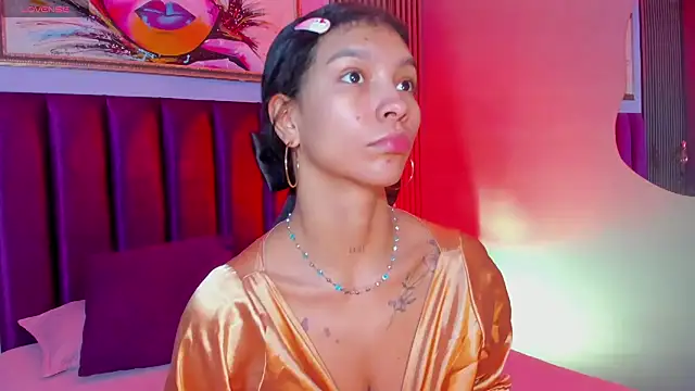 LauraAristizabal online show from December 3, 2025, 12:47 pm