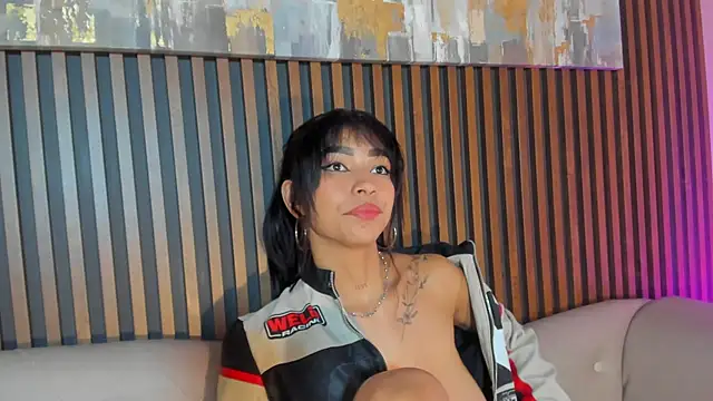 LauraAristizabal online show from December 13, 2025, 7:53 pm