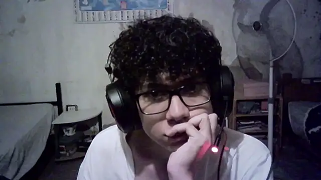 Snapshot of Emv2 chatting on December 3, 2024, 2:36 am Emv2 online show from December 3, 2024, 2:36 am