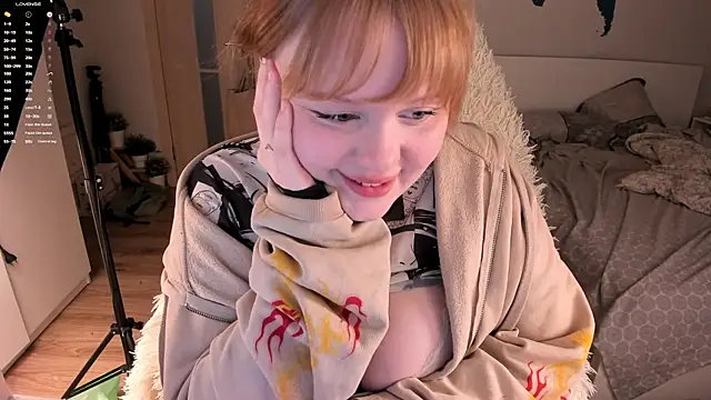 LisaLaas online show from December 10, 2024, 4:49 pm