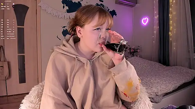 LisaLaas online show from December 11, 2024, 2:44 pm