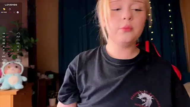 Snapshot of LisaLaas chatting on October 3, 2025, 7:00 pm LisaLaas online show from October 3, 2025, 7:00 pm