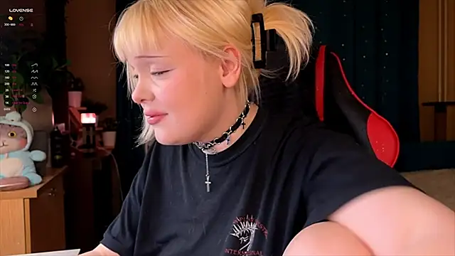 Snapshot of LisaLaas chatting on October 9, 2025, 2:48 pm LisaLaas online show from October 9, 2025, 2:48 pm