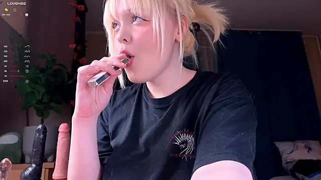 Snapshot of LisaLaas chatting on December 13, 2025, 10:04 pm LisaLaas online show from December 13, 2025, 10:04 pm