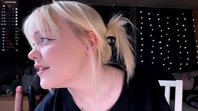 Snapshot of LisaLaas chatting on December 16, 2025, 8:14 pm LisaLaas online show from December 16, 2025, 8:14 pm