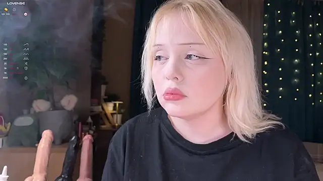 Snapshot of LisaLaas chatting on January 13, 2026, 1:49 pm LisaLaas online show from January 13, 2026, 1:49 pm