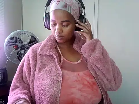 Snapshot of Charlie-Crawford chatting on June 7, 2026, 8:18 am Charlie-Crawford online show from June 7, 2026, 8:18 am