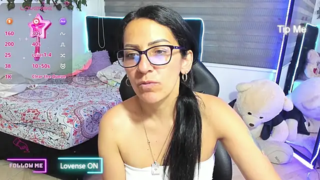 Snapshot of alma_blue chatting on December 3, 2025, 9:57 pm alma blue online show from December 3, 2025, 9:57 pm