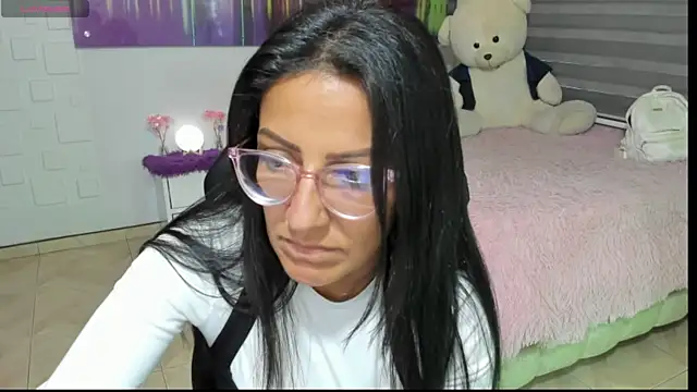 Snapshot of alma_blue chatting on July 6, 2026, 10:45 pm alma blue online show from July 6, 2026, 10:45 pm