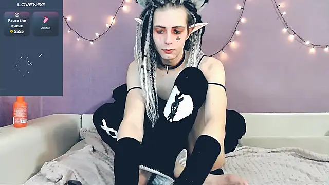 Littlepinkcat online show from February 18, 2025, 4:37 pm