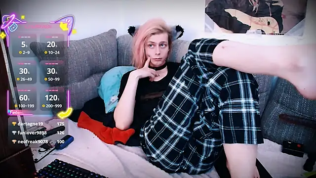 Littlepinkcat online show from October 28, 2025, 2:48 am