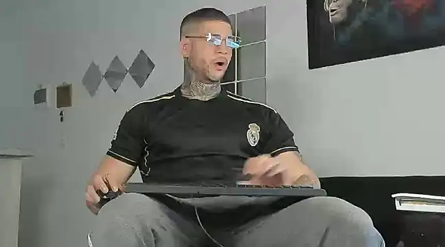  jamesleandros1 online show from February 28, 2025, 12:09 pm