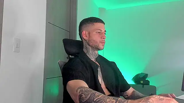  jamesleandros1 online show from May 31, 2026, 3:58 am