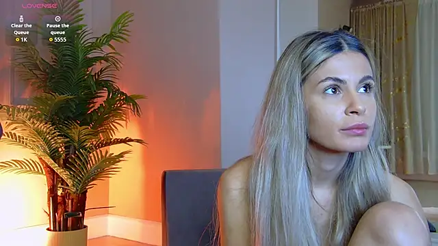 Snapshot of Avril_Cyrus chatting on December 19, 2025, 7:37 am Avril Cyrus online show from December 19, 2025, 7:37 am