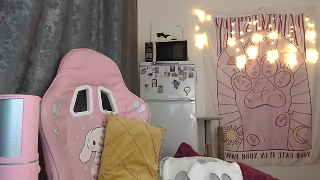 Snapshot of Holy420lolii chatting on December 8, 2024, 1:25 pm Holy420lolii online show from December 8, 2024, 1:25 pm