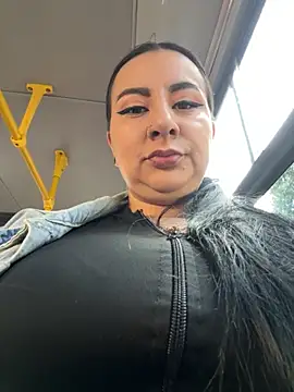 Abril Luv online show from November 12, 2025, 12:05 pm