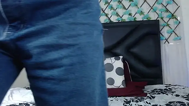 EmmaWilliamss online show from December 15, 2025, 4:11 pm