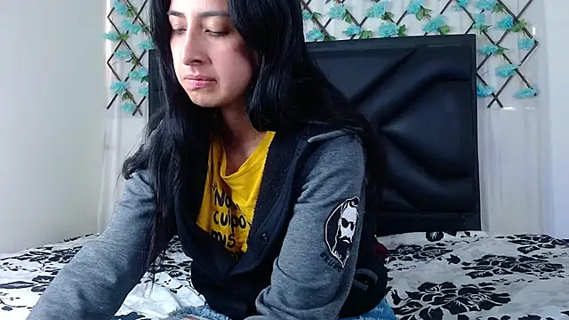 EmmaWilliamss online show from December 19, 2025, 2:35 pm