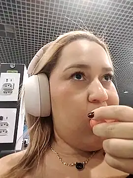 Snapshot of MinaBoss chatting on September 12, 2025, 1:17 am MinaBoss online show from September 12, 2025, 1:17 am