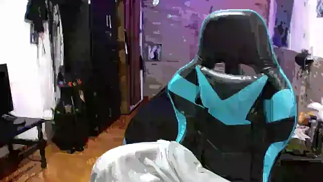 Snapshot of AngelaQueen_ chatting on October 19, 2025, 4:40 pm AngelaQueen online show from October 19, 2025, 4:40 pm