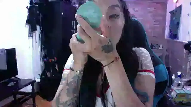 Snapshot of AngelaQueen_ chatting on October 29, 2025, 5:36 pm AngelaQueen online show from October 29, 2025, 5:36 pm