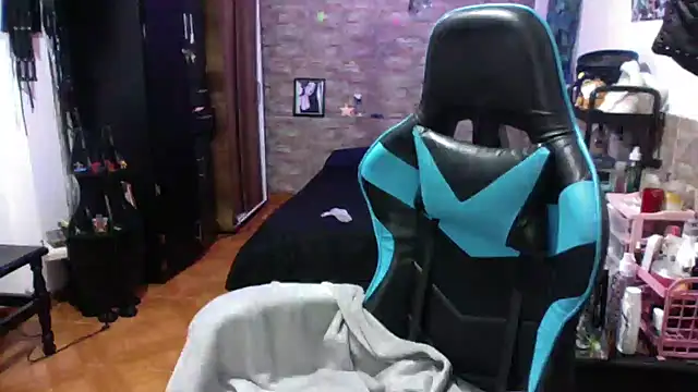 Snapshot of AngelaQueen_ chatting on November 13, 2025, 5:45 pm AngelaQueen online show from November 13, 2025, 5:45 pm