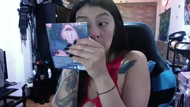 Snapshot of AngelaQueen_ chatting on November 17, 2025, 3:29 pm AngelaQueen online show from November 17, 2025, 3:29 pm