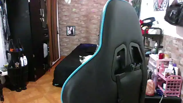 Snapshot of AngelaQueen_ chatting on November 23, 2025, 4:51 pm AngelaQueen online show from November 23, 2025, 4:51 pm