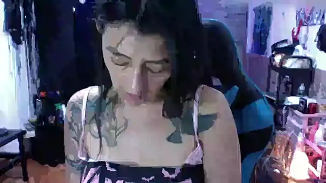 Snapshot of AngelaQueen_ chatting on December 1, 2025, 4:01 pm AngelaQueen online show from December 1, 2025, 4:01 pm