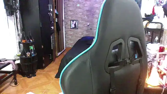 Snapshot of AngelaQueen_ chatting on December 4, 2025, 4:16 pm AngelaQueen online show from December 4, 2025, 4:16 pm