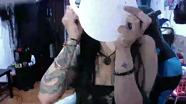 Snapshot of AngelaQueen_ chatting on December 16, 2025, 4:45 pm AngelaQueen online show from December 16, 2025, 4:45 pm