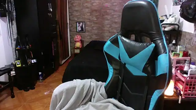 Snapshot of AngelaQueen_ chatting on January 15, 2026, 4:22 pm AngelaQueen online show from January 15, 2026, 4:22 pm