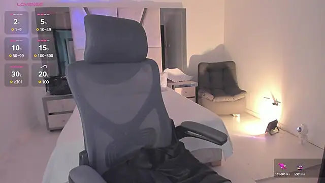 LunaBaker-1 online show from January 20, 2025, 9:22 pm