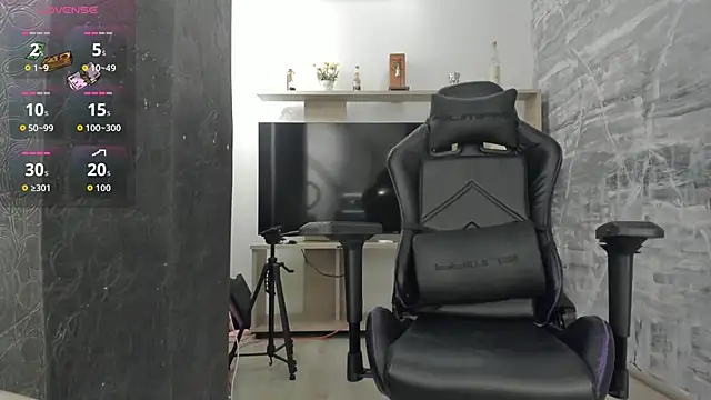 LunaBaker-1 online show from October 9, 2025, 8:07 pm