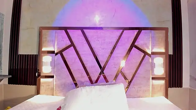 Athenea Mills online show from December 16, 2025, 6:57 pm