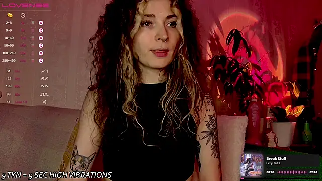 Snapshot of IttyKitty chatting on October 18, 2025, 6:19 pm IttyKitty online show from October 18, 2025, 6:19 pm