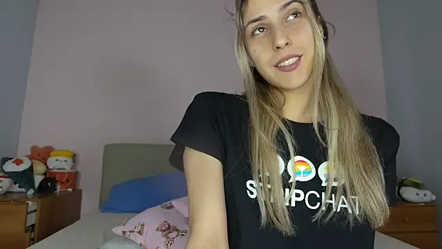 Snapshot of Chiara_2002 chatting on June 7, 2026, 10:02 pm Chiara 2002 online show from June 7, 2026, 10:02 pm