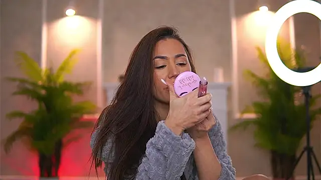 Snapshot of Abbela_White chatting on February 2, 2026, 7:18 am Abbela White online show from February 2, 2026, 7:18 am